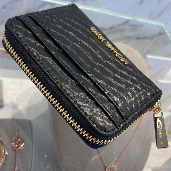 Michael Kors Women Medium Zip Around Card Case Coin Pouch Wallet Black 
NWT - Picture 6 of 16